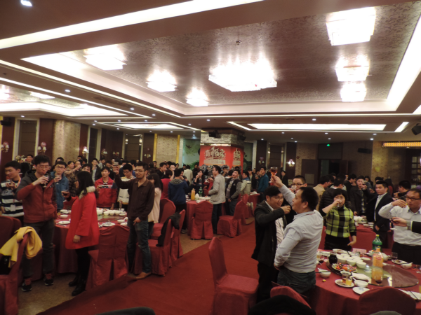 领导与同事们举杯祝酒，团年宴正式开始！