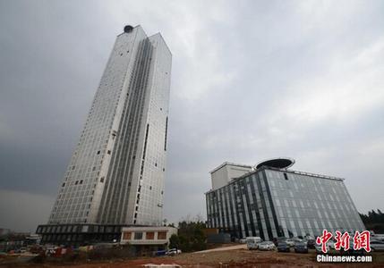 近日，湖南长沙一栋57层的高楼封顶。通过工人昼夜施工，以“乐高”堆积木的方式组合起来，仅费时19天，平均1天盖3层楼。（图片来自中新网）