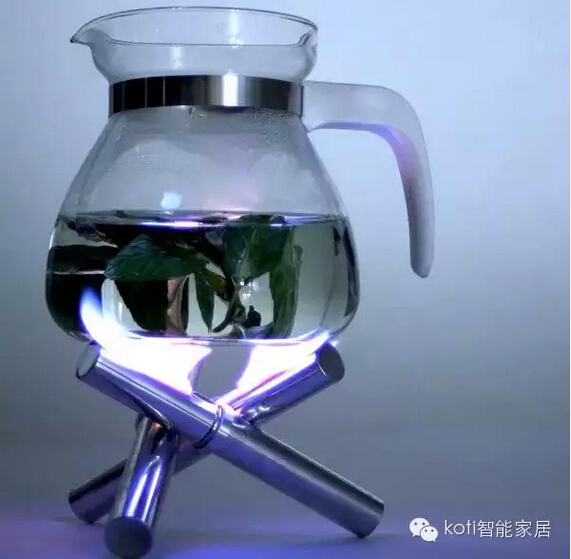  图中的这款高级定制酒精壶源自设计师迈克尔-科隆斯基（Michael Kononsky）之手，非常适合于用户在户外使用。