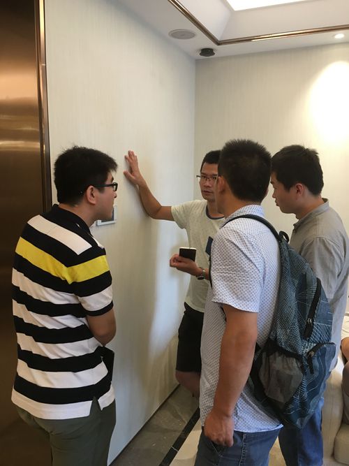 伟德技术人员向代理商作专业讲解