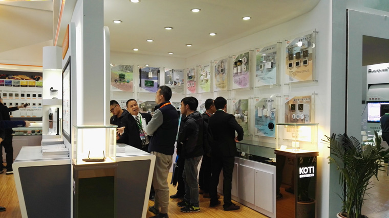 伟德国际1946bv官网展台人来人往
